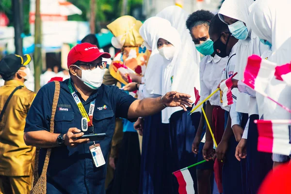 Sorong, Batı Papua, Endonezya, 4 Ekim 2021. Endonezya Başkanı Joko Widodo 'nun resmi ziyareti. Okul çocukları ve öğretmenleri, Başkan 'ın yol kenarından gelişini memnuniyetle karşıladılar..
