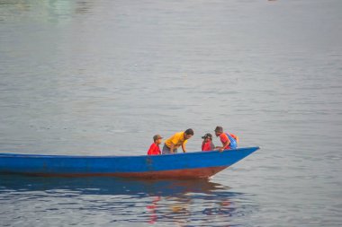 Sorong, Batı Papua, Endonezya, 30 Eylül 2021. Köylüler geleneksel ahşap teknelerle sorong sularını geçiyorlar.