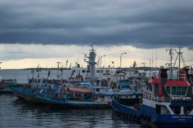 Sorong, Batı Papua, Endonezya, 30 Eylül 2021. Akşam karanlığında balıkçı rıhtımındaki atmosfer