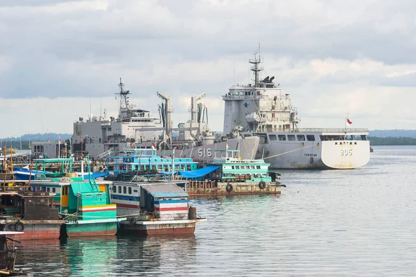Sorong, Batı Papua, Endonezya, 30 Eylül 2021. Endonezya donanma gemisi KRI Tarakan 905 Sorong limanına demir attı.