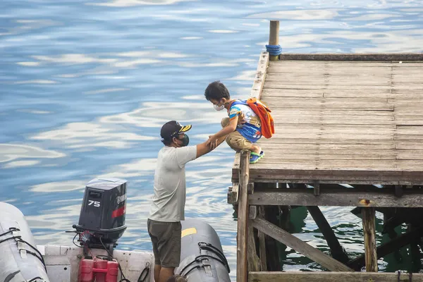 Sorong Papúa Occidental Indonesia Septiembre 2021 Hombre Recogiendo Familia Usando —  Fotos de Stock