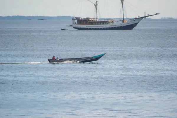 Sorong, Batı Papua, Endonezya, 30 Eylül 2021. Köylüler geleneksel ahşap teknelerle sorong sularını geçiyorlar.
