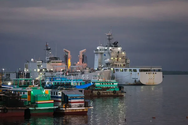 Sorong, Batı Papua, Endonezya, 30 Eylül 2021. Endonezya donanma gemisi KRI Tarakan 905 Sorong limanına demir attı.