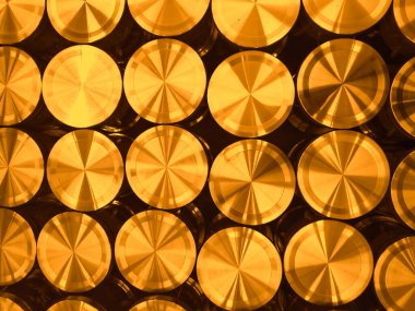 Dar bir düzende fırçalanmış metal daire plaka