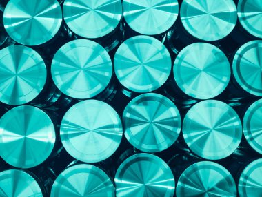 Dar bir düzende fırçalanmış metal daire plaka