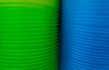 Renkli cihazlardan şekillenen soyut geometrik desen