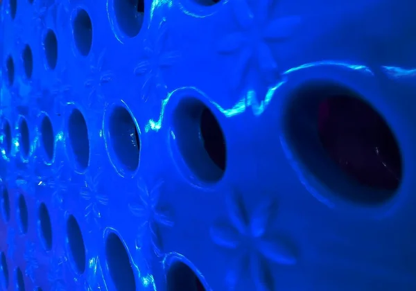 Renkli cihazlardan şekillenen soyut geometrik desen