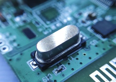 Kristal osilatör veya elektronik osilatör devresini kapat. Elektronik bileşen.