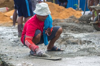 Sorong, Batı Papua, Endonezya, 7 Kasım 2021. Köylüler hasarlı köy patikalarını onarmak için birlikte çalışırlar. Mahalle şefi tarafından yönetilen toplumsal iş geleneği.