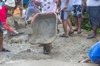 Sorong, Batı Papua, Endonezya, 7 Kasım 2021. Köylüler hasarlı köy patikalarını onarmak için birlikte çalışırlar. Mahalle şefi tarafından yönetilen toplumsal iş geleneği.