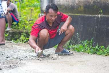 Sorong, Batı Papua, Endonezya, 7 Kasım 2021. Köylüler hasarlı köy patikalarını onarmak için birlikte çalışırlar. Mahalle şefi tarafından yönetilen toplumsal iş geleneği.