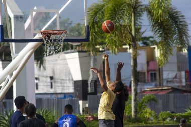 Sorong, Batı Papua, Endonezya, 28 Kasım 2021. Pazar sabahı Aimas şehir meydanındaki faaliyetler. Basketbol oynayan insanlar.