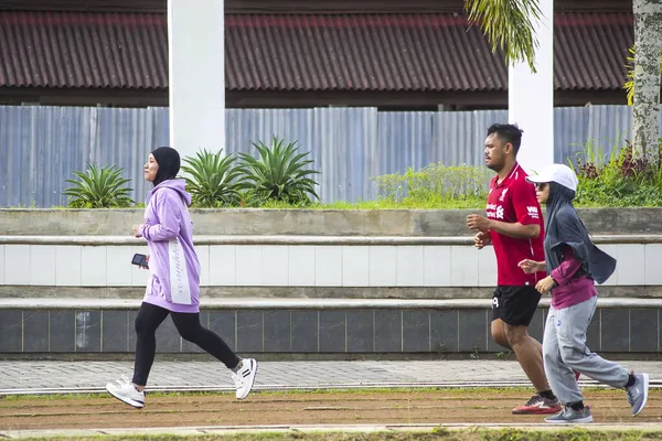 2021年11月28日 印度尼西亚西巴布亚索隆 周日上午在艾玛士镇广场的活动 在跑道上慢跑的人 — 图库照片
