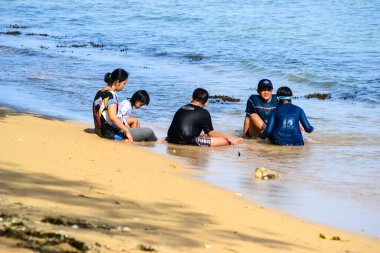 Sorong, Batı Papua, Endonezya, 12 Aralık 2021. Sahilde bir aile gezisi.