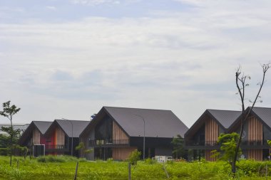 Özet, Bekasi, Batı Java, Endonezya, 5 Mart 2022 Ticari binaların tropikal çatıları