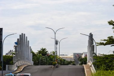 Bekasi, Batı Java, Endonezya, 5 Mart 2022. Çarpık çubuklu özet köprü sanat tarzı