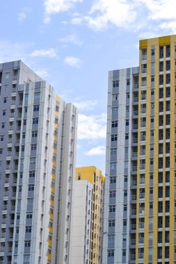 Bekasi, Batı Java, Endonezya, 5 Mart 2022. Şehrin göbeğindeki apartman kulesi..