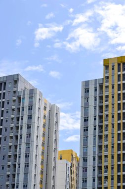 Bekasi, Batı Java, Endonezya, 5 Mart 2022. Şehrin göbeğindeki apartman kulesi..