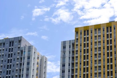 Bekasi, Batı Java, Endonezya, 5 Mart 2022. Şehrin göbeğindeki apartman kulesi..