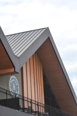 Özet, Bekasi, Batı Java, Endonezya, 5 Mart 2022 Ticari binaların tropikal çatıları