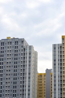 Bekasi, Batı Java, Endonezya, 5 Mart 2022. Şehrin göbeğindeki apartman kulesi..
