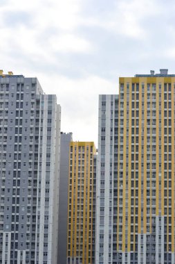 Bekasi, Batı Java, Endonezya, 5 Mart 2022. Şehrin göbeğindeki apartman kulesi..
