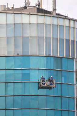 Bekasi, Batı Java, Endonezya, 5 Mart 2022. Gökyüzü işçileri kule binasının camlarını temizliyor.