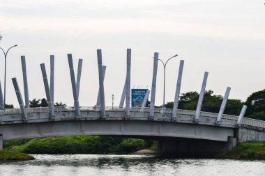 Bekasi, Batı Java, Endonezya, 5 Mart 2022. Çarpık çubuklu özet köprü sanat tarzı