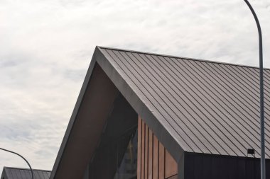 Özet, Bekasi, Batı Java, Endonezya, 5 Mart 2022 Ticari binaların tropikal çatıları