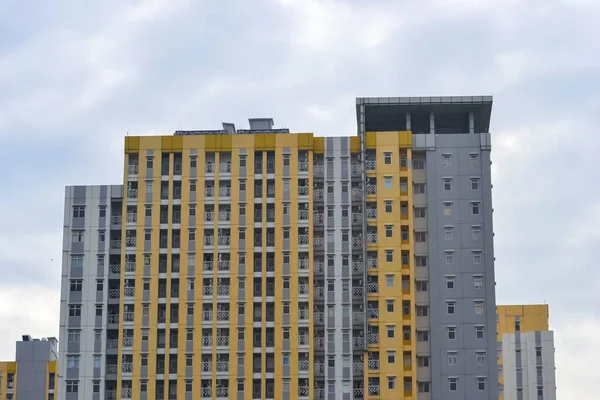 Bekasi, Batı Java, Endonezya, 5 Mart 2022. Şehrin göbeğindeki apartman kulesi..