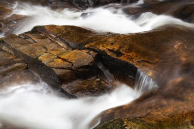 Aberfeldy 'deki Moness Yangını' na yaklaş. Bir kaya oluşumunun etrafında dönüp duruyor.