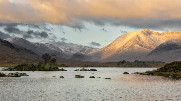 Neve Cobriu Montanhas Acima Lochan Achlaise Rannoch Moor Pegando Sol — Fotografia de Stock