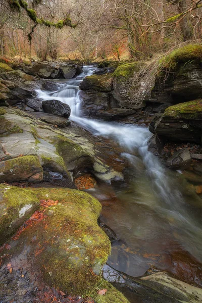 Lång Exponering Moness Burn Flyter Genom Birks Aberfeldy — Stockfoto