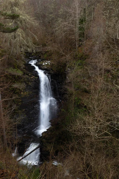 スコットランド アバフェルディのバークスで峡谷にカスケード大規模な滝 — ストック写真