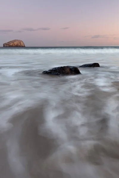 Lange Belichtung Der Einfließenden Flut Seacliff Beach Mit Dem Bassrock — Stockfoto