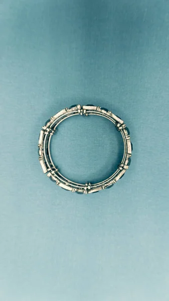 Demir bilezik, mavi arka planda fotoğraf.