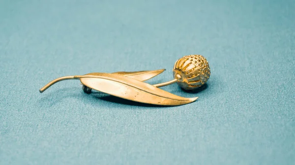 Χρυσή Καρφίτσα Σχήμα Λουλουδιού Φωτογραφία Εικόνα Αρχείου