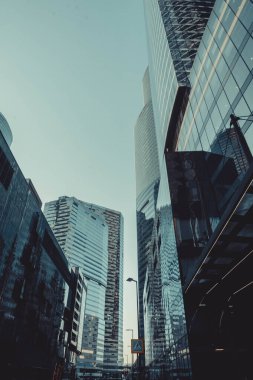 Cam evler, ofis binaları, arka planda mavi bir gökyüzü, gündüzleri fotoğraf.