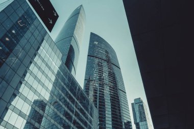 Cam evler, ofis binaları, arka planda mavi bir gökyüzü, gündüzleri fotoğraf.