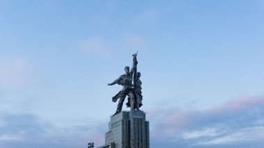 Heykel, işçi ve kolektif çiftçi, öğleden sonra fotoğraf.