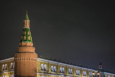 Kremlin 'in arka planında Noel ağacı yanıyor, çelenkler yanıyor, geceleri fotoğraf çekiliyor.
