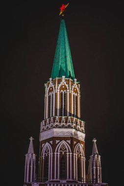 Kremlin kuleleri, gece fotoğrafı.