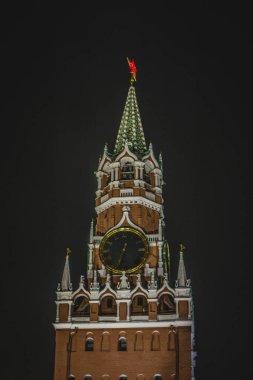 Kremlin kuleleri, gece fotoğrafı.