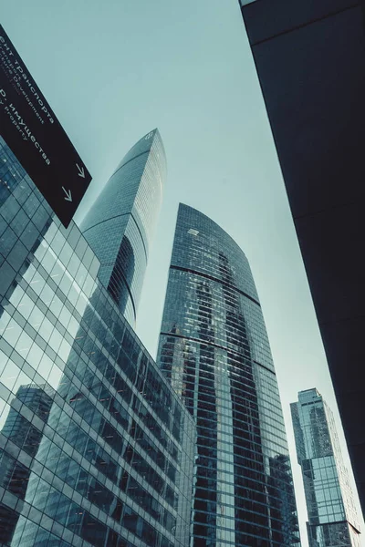 Cam evler, ofis binaları, arka planda mavi bir gökyüzü, gündüzleri fotoğraf.