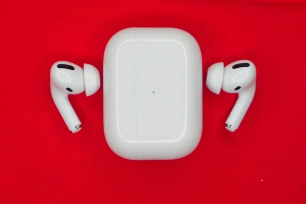 Drahtlose Kopfhörer Weiß Foto Auf Rotem Hintergrund — Stockfoto