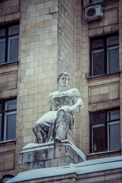 Статуя Фоне Высокого Здания Фото Второй Половине Дня — стоковое фото