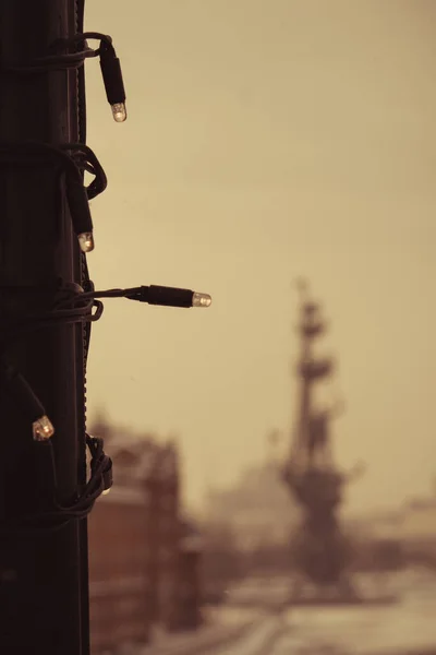 Nehirde Büyük Peter anıtı, siste gün doğumunda fotoğraf.