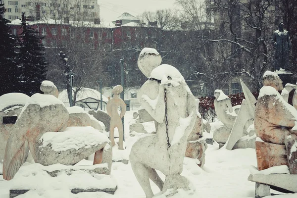 Şehir parkında heykeller, kar yağıyor, öğleden sonra fotoğraflar.
