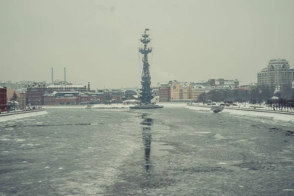 Büyük Peter Anıtı Moskova Nehri Üzerinde — Stok fotoğraf