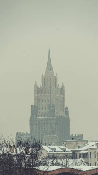 街の高層ビル霧の中の写真 — ストック写真